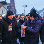 Prezydent Tadeusz Truskolaski wrzuca pieniądze do puszki WOŚP