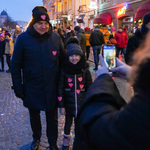 Prezydent Tadeusz Truskolaski pozuje do zdjęcia z dzieckiem