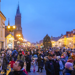 Tłum białostoczan na Rynku Kościuszki podczas finału WOŚP