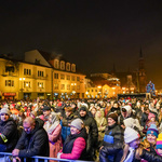 Tłum białostoczan i białostoczanek na Rynku Kościuszki