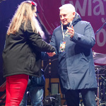 Przedstawicielka sztabu podaje rękę prezydentowi Białegostoku na scenie