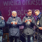 Prezydent Tadeusz Truskolaski oraz wojewoda podlaski Jacek Brzozowski oglądają otrzymane podziękowania za udział w WOŚP