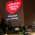 Budynek Urzędu Miejskiego z sercem: Wielka Orkiestra Świątecznej Pomocy i napisem: #Białystok gra z WOŚP