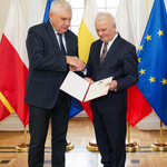Prezydent Tadeusz Truskolaski wręcza Mieczysławowi Mejsakowi list gratulacyjny