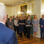 Mieczysław Mejska przemawia do zgromadzonych osób na pożegnaniu