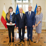 Pracownicy Urzędu Stanu Cywilnego i Mieczysław Mejsak na wspólnym zdjęciu pamiątkowym