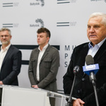 Prezydent Białegostoku Tadeusz Truskolaski zabiera głos na konferencji