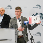 Przedstawiciel Muzeum Pamięci Sybiru Krzysztof Kulling pokazuje identyfikator biegacza