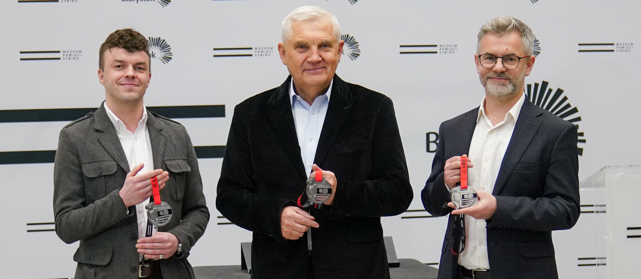 Krzysztof Kulling, Tadeusz Truskolaski i Grzegorz Kuczyński pokazują medale dla biegaczy
