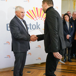 Prezydent Białegostoku Tadeusz Truskolaski gratuluje przedstawicielowi podmiotu sportowego