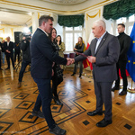 Prezydent Tadeusz Truskolaski gratuluje przedstawicielowi podmiotu sportowego