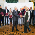 Prezydent Tadeusz Truskolaski gratuluje następnej przedstawicielce podmiotu sportowego