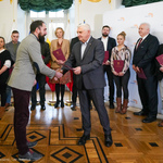 Prezydent Tadeusz Truskolaski gratuluje przedstawicielowi organizacji otrzymanej dotacji sportowej