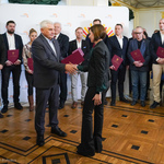 Prezydent Tadeusz Truskolaski gratuluje przedstawicielce organizacji