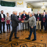 Prezydent Tadeusz Truskolaski gratuluje przedstawicielowi organizacji sportowej