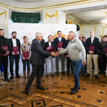 Prezydent Tadeusz Truskolaski gratuluje kolejnemu przedstawicielowi organizacji