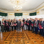 Wspólne zdjęcie prezydenta Białegostoku Tadeusza Truskolaskiego i przedstawicieli klubów, stowarzyszeń i fundacji sportowych