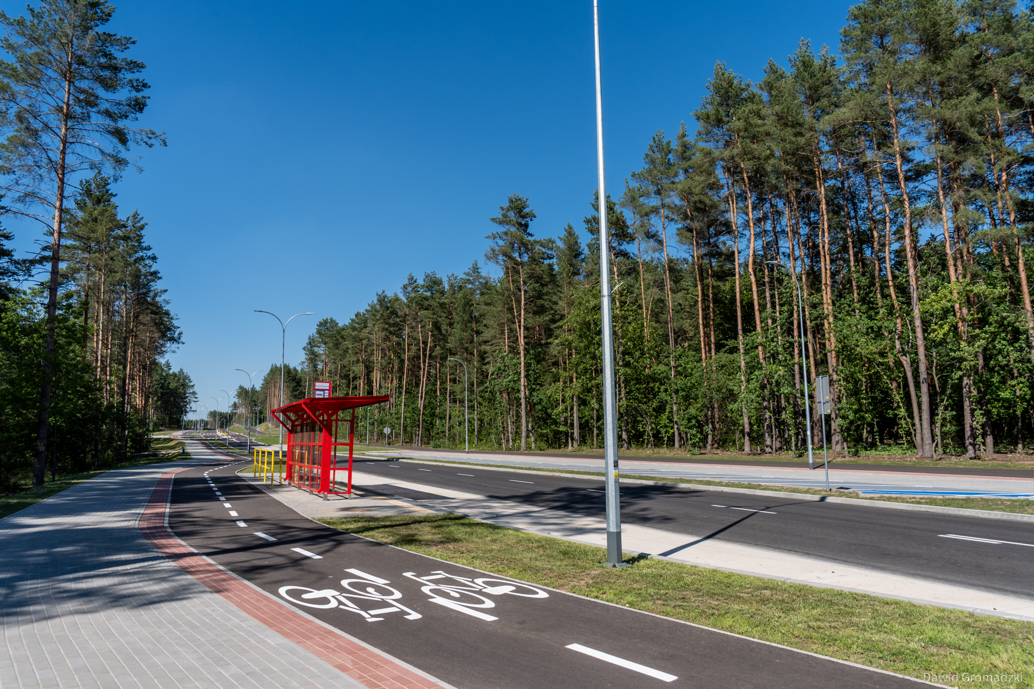 Droga i ścieżka rowerowa w kierunku ul. Wołkowa.jpg