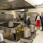 Prezydent Tadeusz Truskolaski odwiedza kucharki pracujące na kuchni w żłobku