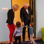 Dzieci podają dłoń prezydentowi Tadeuszowi Truskolaskiemu