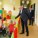 Prezydent Tadeusz Truskolaski wita się z dziećmi