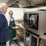 Kucharka prezentuje sprzęty kuchenne prezydentowi