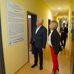 Prezydent Tadeusz Truskolaski czytający list intencyjny znajdujący się na ścianie