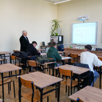 Prezydent Tadeusz Truskolaski odwiedza uczniów podczas zajęć szkolnych