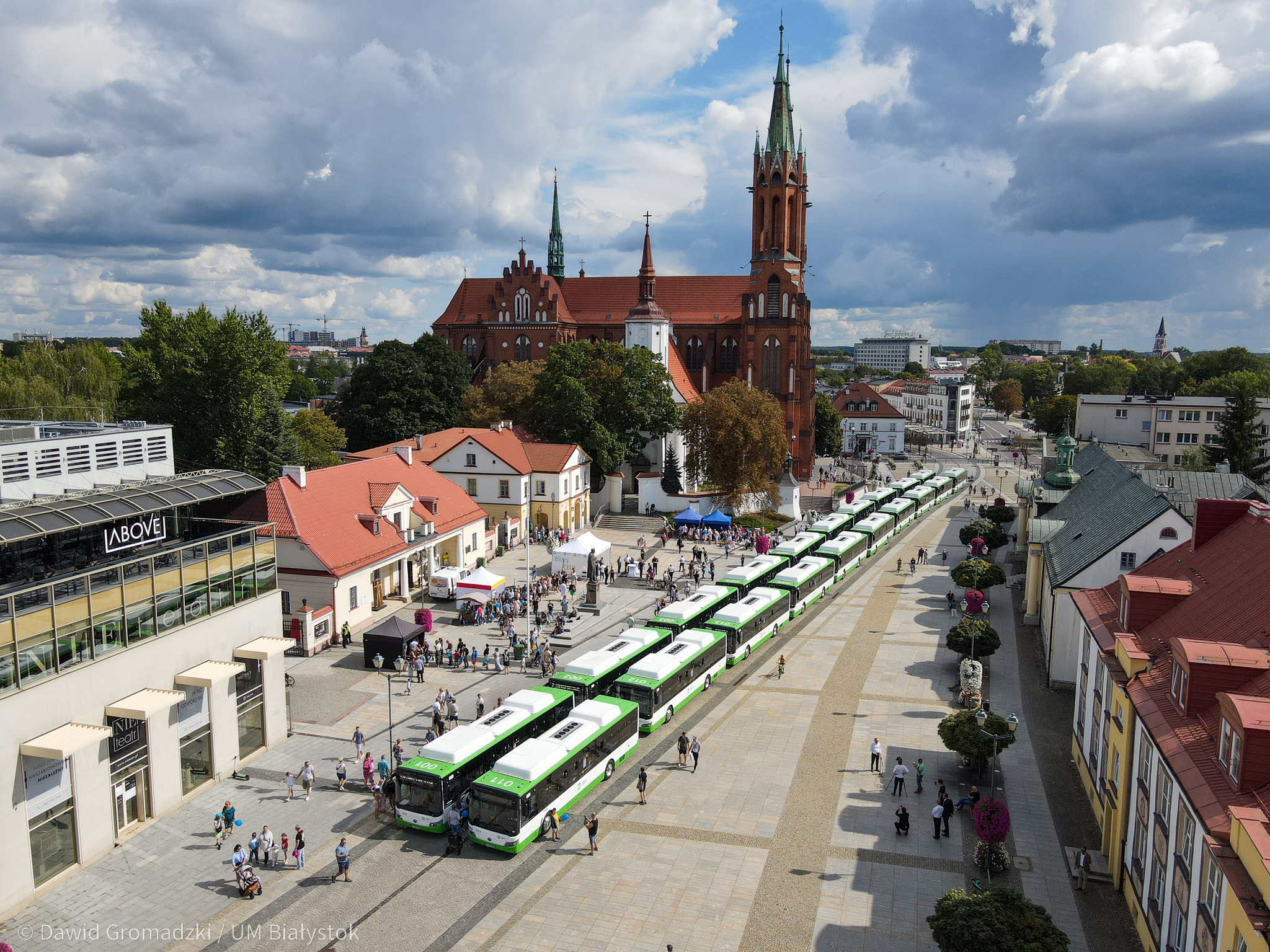 Prezentacja autobusów na placu przed Kościołem Farnym w Białymstoku