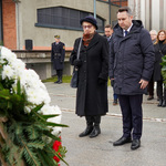 Kobieta ze Związku Sybiraków oraz zastępca prezydenta Przemysław Tuchliński oddają hołd pod pomnikiem