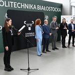 Kobieta przemawia podczas konferencji prasowej 