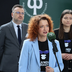 Dr hab. inż. Marta Kosior-Kazberuk przemawia podczas konferencji prasowej 