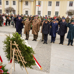 Wojewoda Podlaski Jacek Brzozowski oddaje hołd pod Pomnikiem Marszałka Józefa Piłsudskiego 