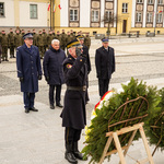 Prezydent Tadeusz Truskolaski oddaje hołd pod Pomnikiem Marszałka Józefa Piłsudskiego