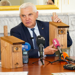 Prezydent Tadeusz Truskolaski prezentuje budkę lęgową 