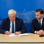 Prezydent Tadeusz Truskolaski oraz Wojewoda Podlaski Jacek Brzozowski podczas podpisywania dokumentów 