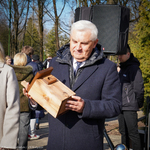 Prezydent Tadeusz Truskolaski prezentuje budkę lęgową