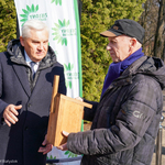 Prezydent Tadeusz Truskolaski wręcza budkę lęgową dla ptaków mieszkańcowi