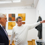 Mężczyzna pokazuje prezydentowi Tadeuszowi Truskolaskiemu wystawę obrazów