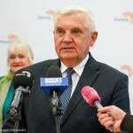 Prezydent Tadeusz Truskolaski zabiera głos podczas konferencji prasowej 
