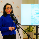 Dyrektor Centrum Aktywności Społecznej Urszula Dmochowska zabiera głos podczas konferencji prasowej 