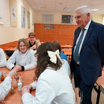 Prezydent Tadeusz Truskolaski rozmawia z uczennicami I LO podczas zajęć chemicznych