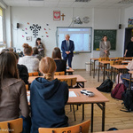 Prezydent Tadeusz Truskolaski przemawia do uczniów podczas zajęć lekcyjnych