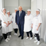 Prezydent Tadeusz Truskolaski pozuje do zdjęcia z pracownicami kuchni PS64