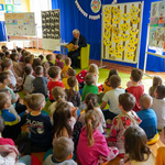 Dzieci słuchają książki czytanej przez prezydenta