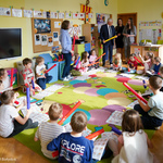 Prezydent Tadeusz Truskolaski podczas zabaw z dziećmi