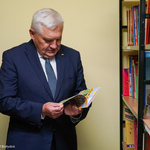 Prezydent Tadeusz Truskolaski wybiera książkę, którą przeczyta dzieciom