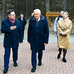 Prezydent Tadeusz Truskolaski wraz z dyrektorem DPS Wojciechem Joczem zwiedzają teren budynku 