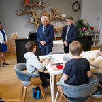 Prezydent Tadeusz Truskolaski odwiedza dzieci ze Szkoły Podstawowej nr 51 w bibliotece szkolnej 