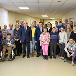 Prezydent Tadeusz Truskolaski pozuje do pamiątkowego zdjęcia z mieszkańcami oraz opiekunami Domu Pomocy Społecznej 